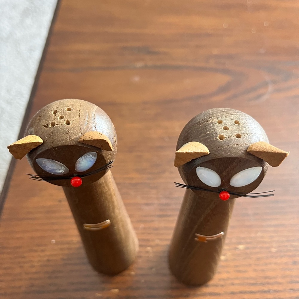 Cat Shaped Salt and Pepper Shakers - Picture 4 of 4